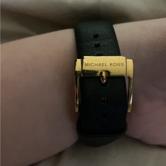 MK genuine leather watch🖤 - Picture 9 of 9